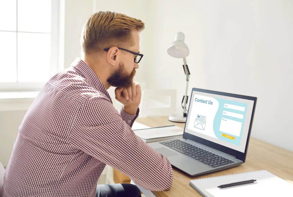Empresário decidindo entre investir em SEO ou Google Ads