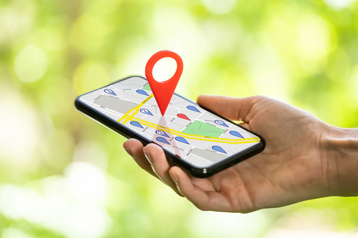 Celular exibindo a localização de um negócio no mapa