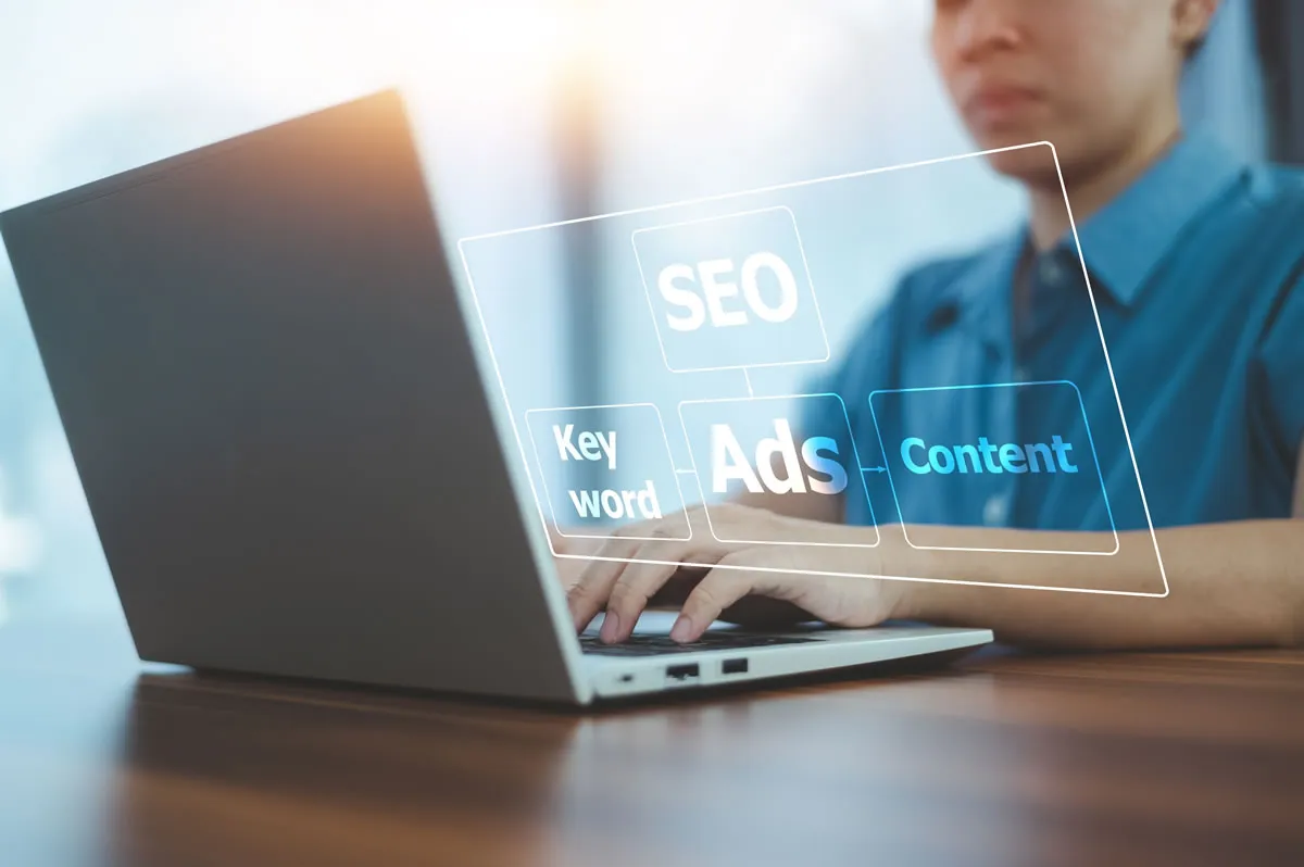 Comparação entre SEO e Google Ads para aparecer no Google
