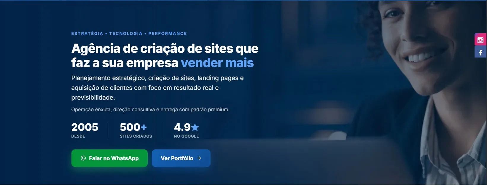 Exemplo do bloco Código HTML e CSS, com um hero personalizado com título, números de credibilidade e botões